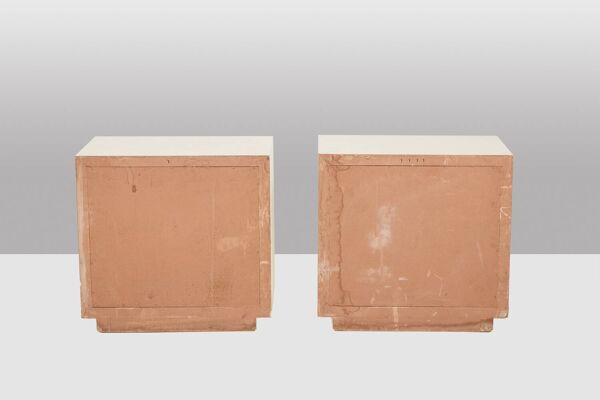 Luciano Frigerio. Paire de chevets en bois laqué et bronze. Années 70.