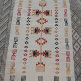 Tapis blanc à motifs berbères fait main en laine