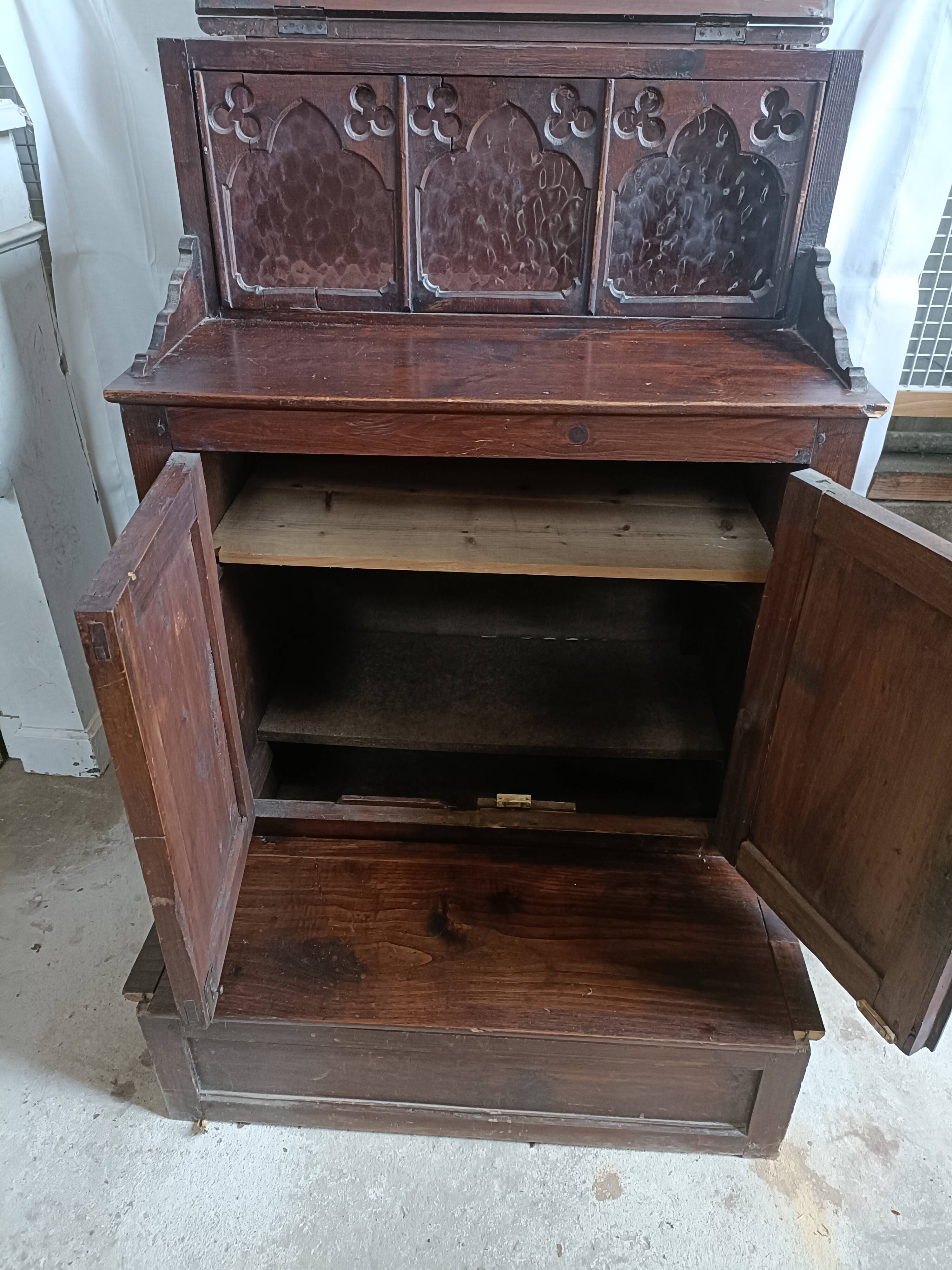 Mass furniture, pray to God