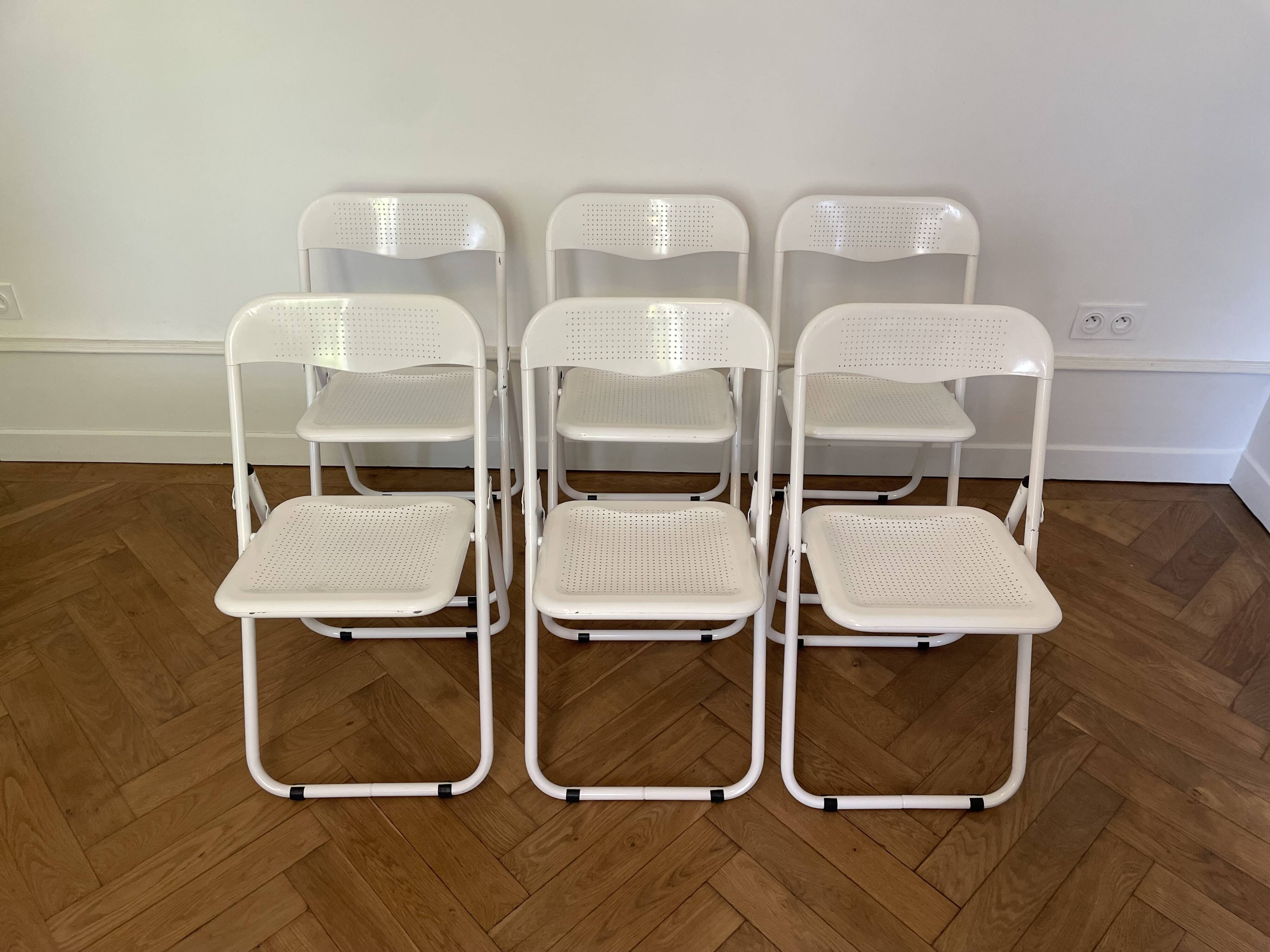 chaises pliantes en métal perforée, design vintage annees 1970