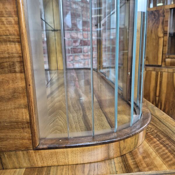 Cabinet d'exposition Art Déco en noyer de qualité muséale avec lattes en verre biseauté.
