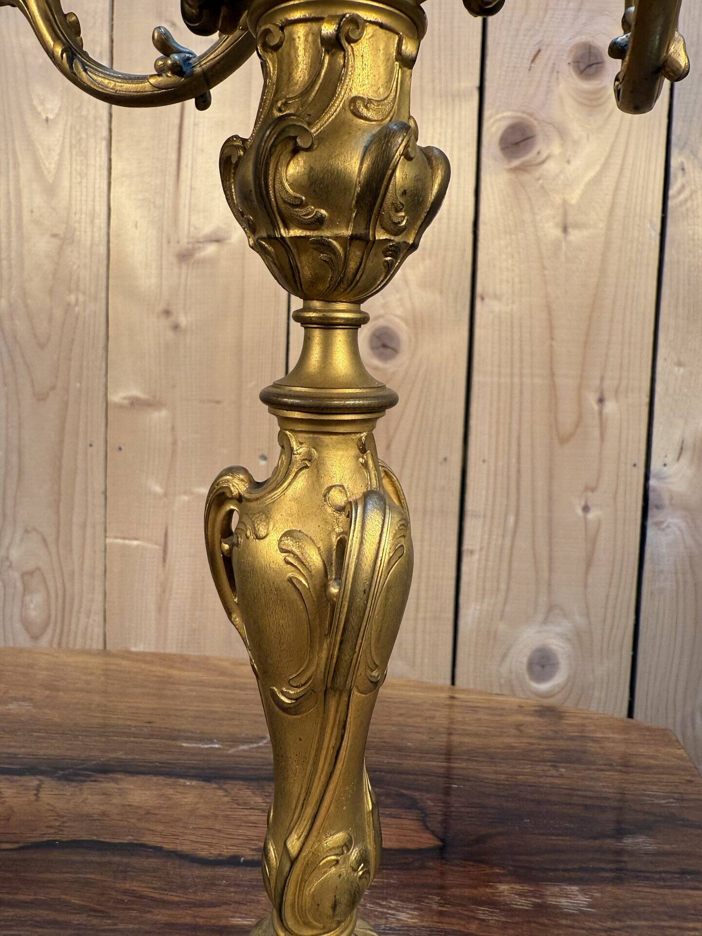 Paire de candélabres de style Louis XV en bronze doré signés Ferdinand Barb