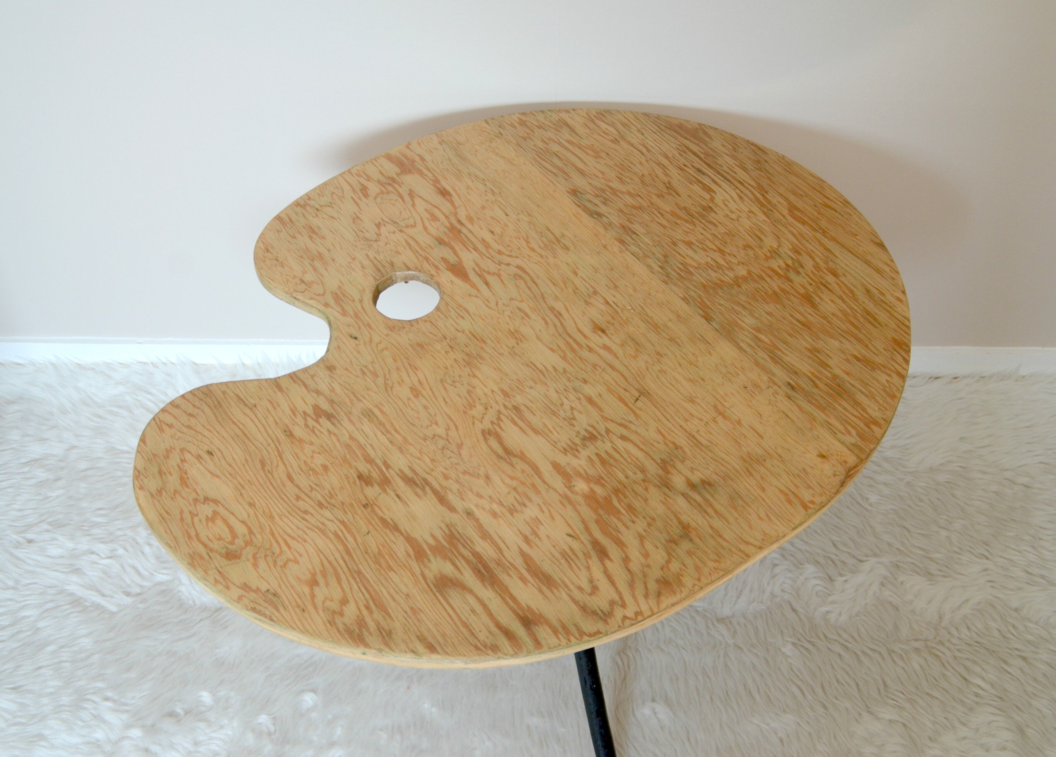 Coffee table tripod feet