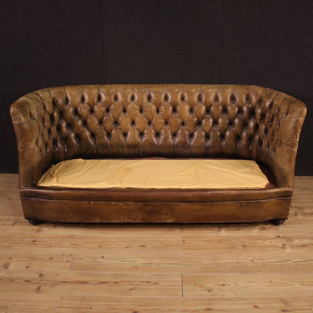 Grand canapé anglais Chesterfield en cuir des années 20