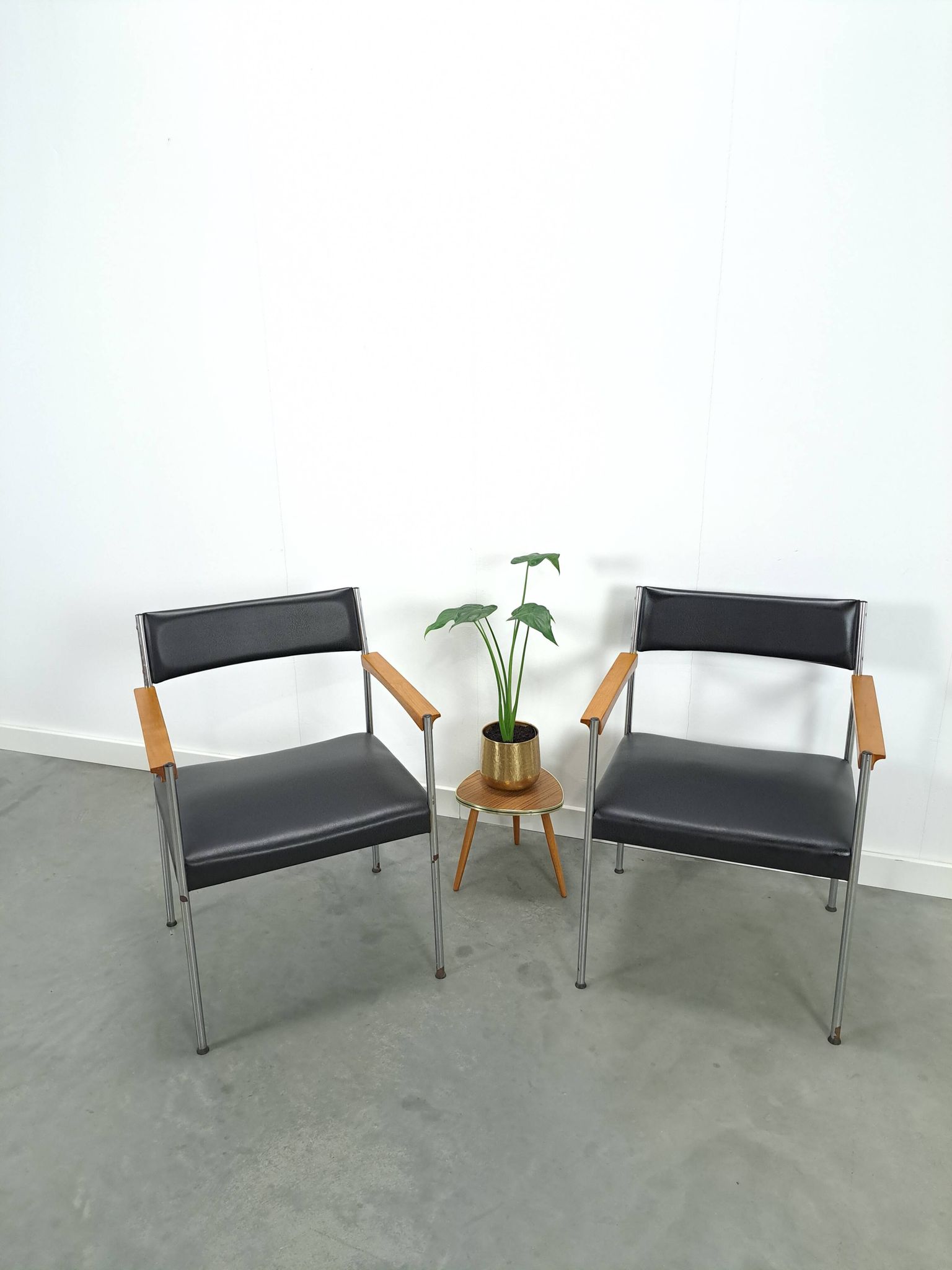 Chairs DDR with chrome base and black upholstery, dining chairs