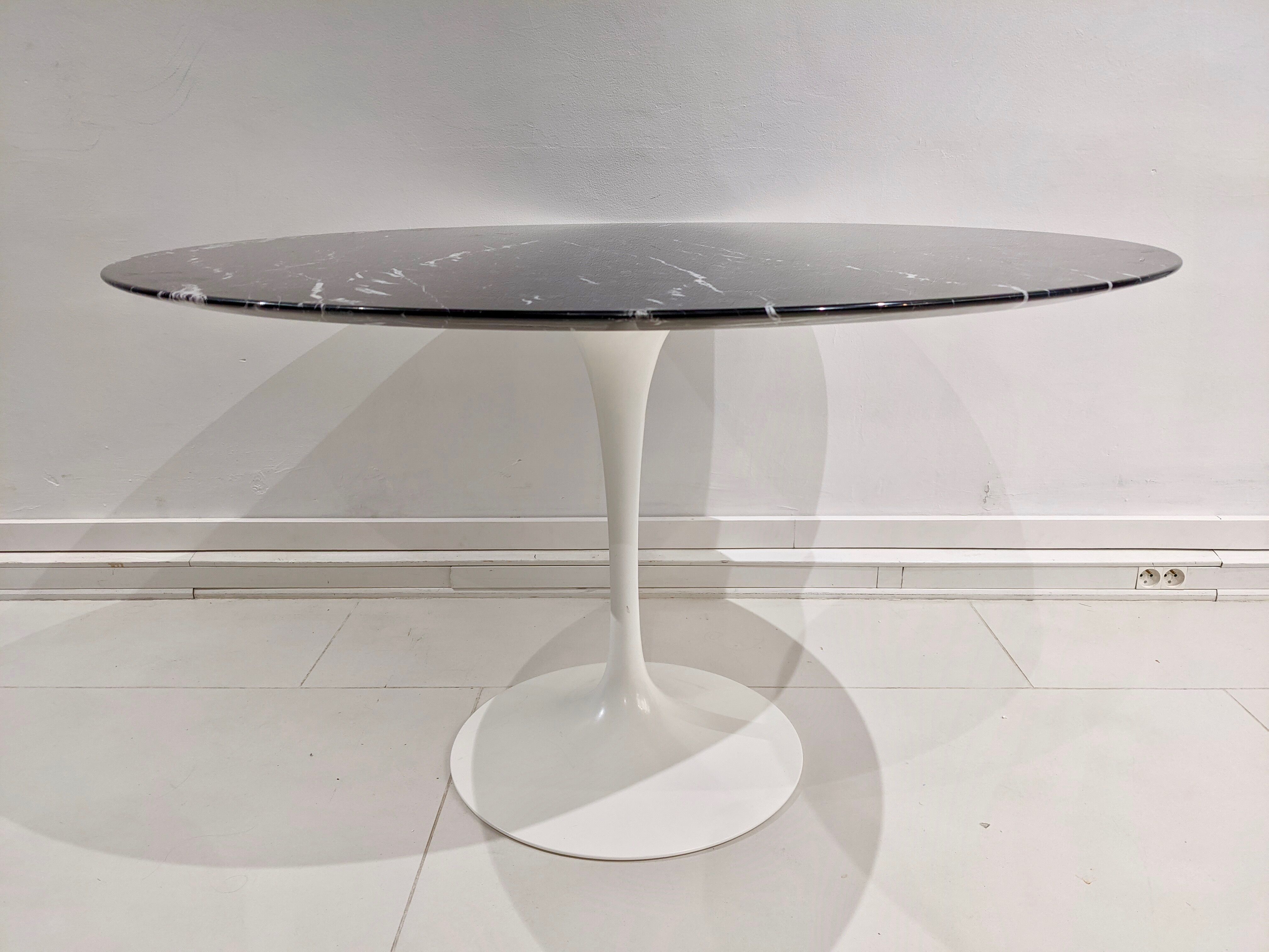 Tulip table white base and black marble marked by Saarinen edition knoll international