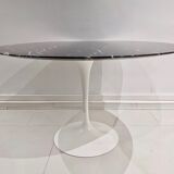 Tulip table white base and black marble marked by Saarinen edition knoll international