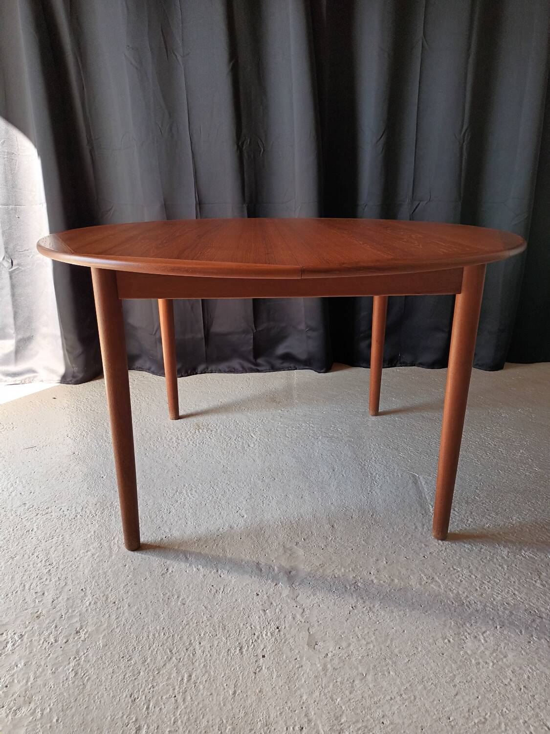 Scandinavian round table