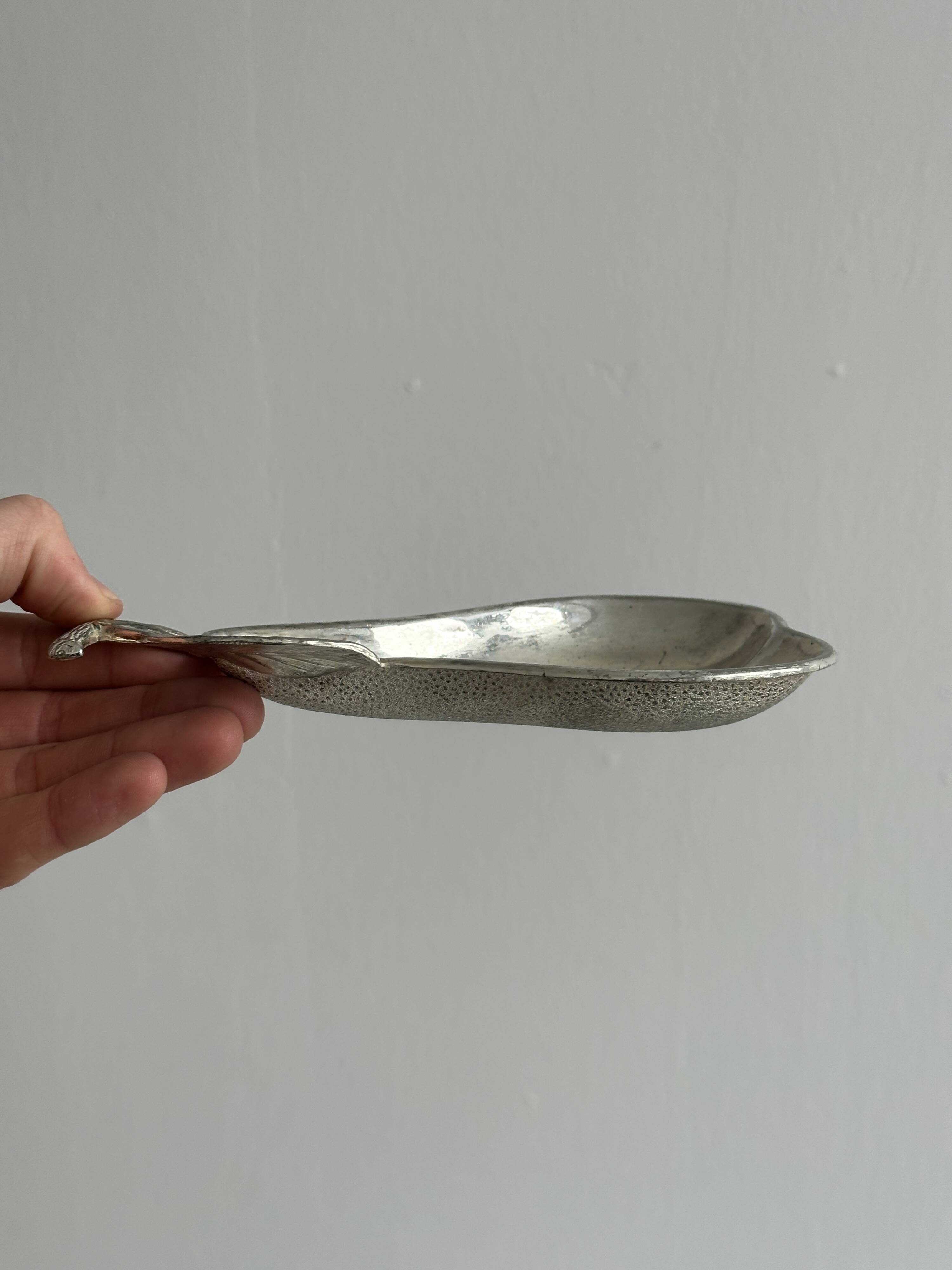 Small pear metal pocket holder