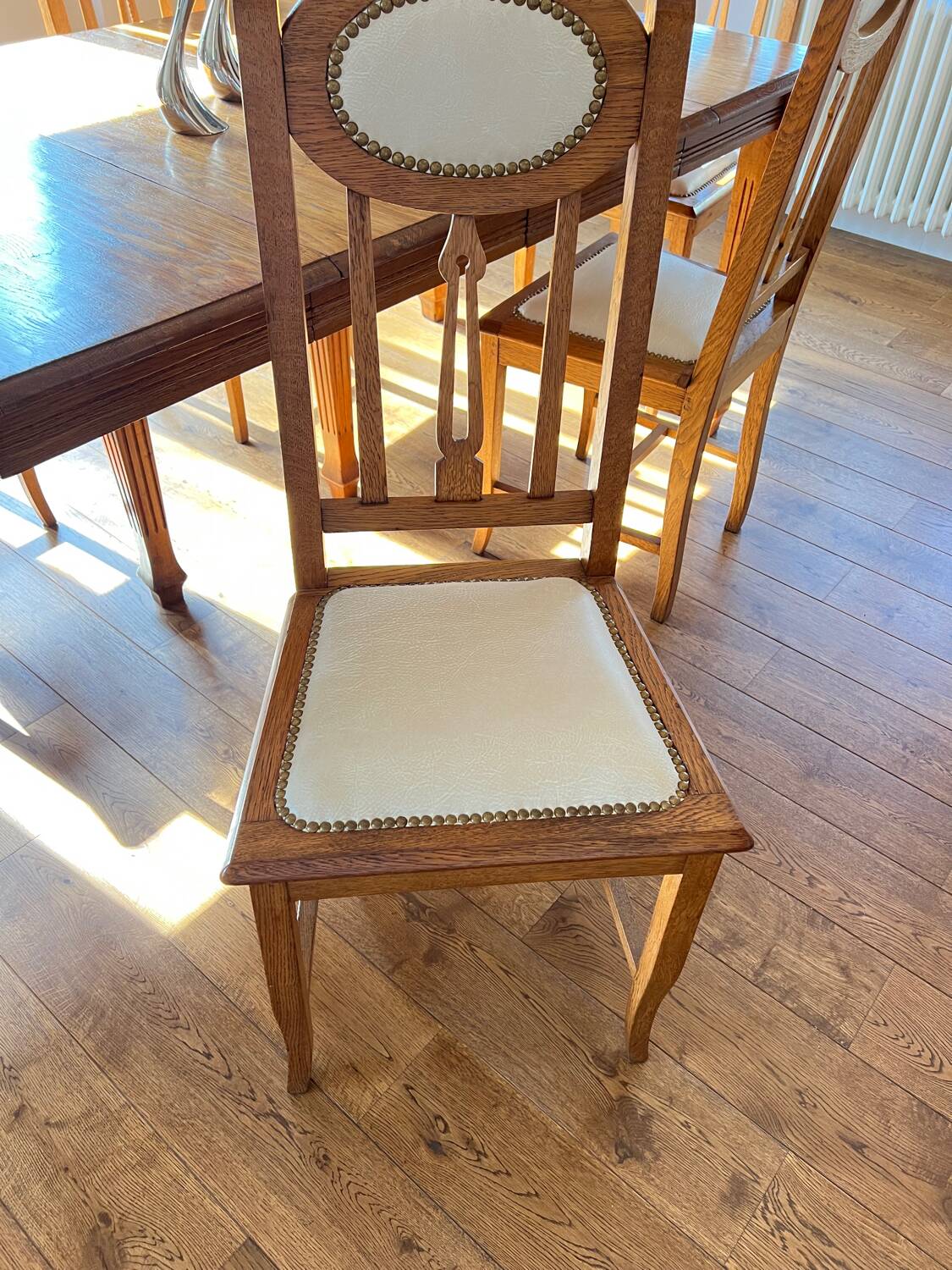 6 chaises en chêne et cuir blanc cassé