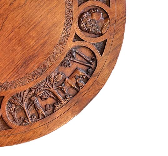 Table basse circulaire tripode en bois sculpté
