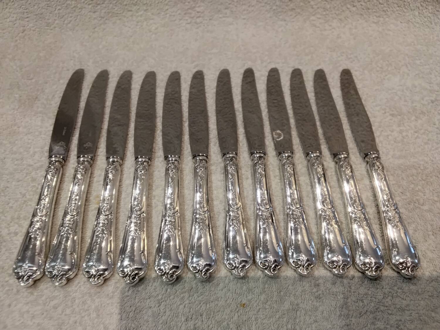 12 silver-plated dessert knives by St Medard, rocaille style, Florian.