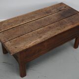 Table basse rustique en châtaignier de style ferme espagnole du XVIIIe siècle