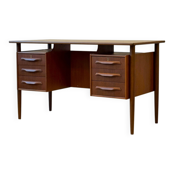 Bureau en teck autoportant, Danemark années 1960/1970, style vintage, design moderne du milieu du XXe siècle — Beyit