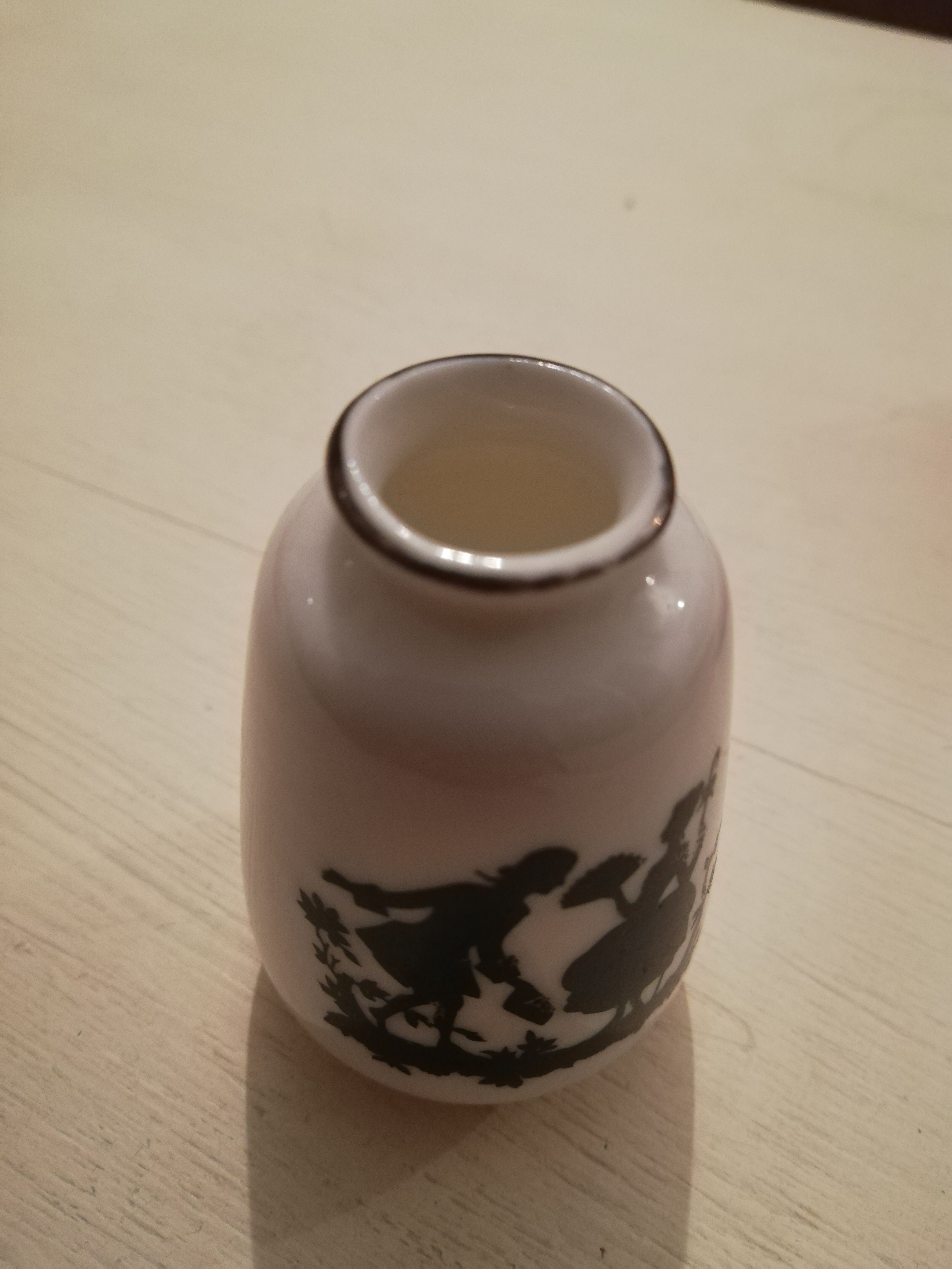 Small porcelain soliflore representing silhouettes couple 18th century