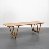 Table basse des années 50, noyer, pieds en V, restaurée