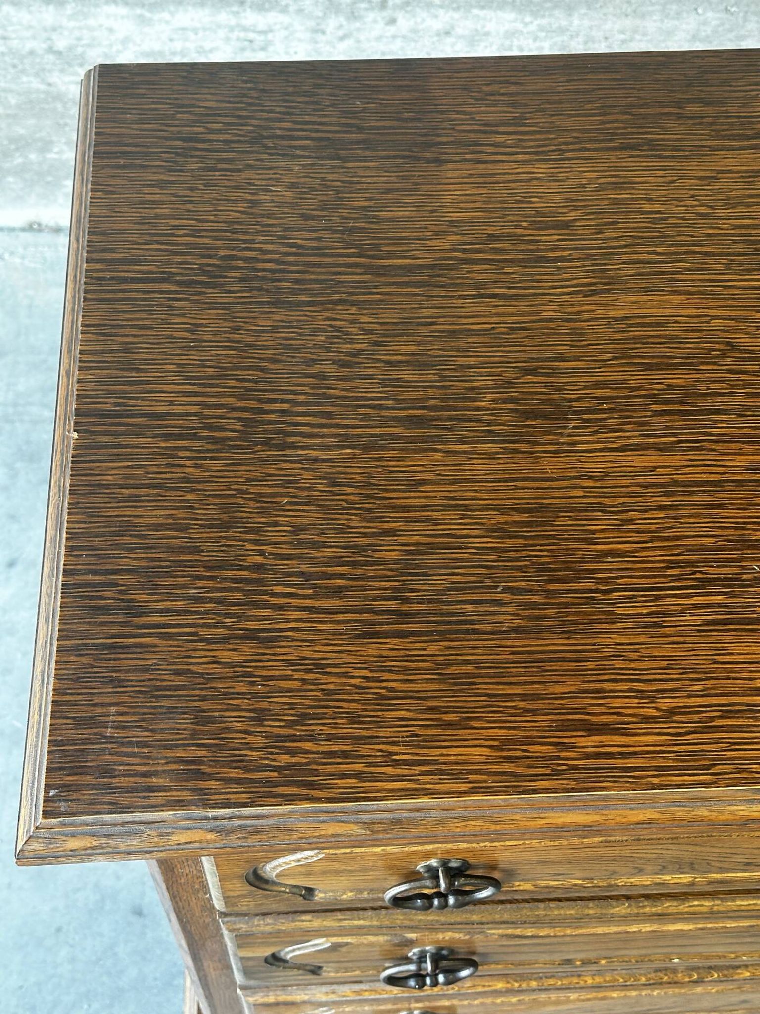 Vintage oak and veneer chest of drawers with 4 drawers.