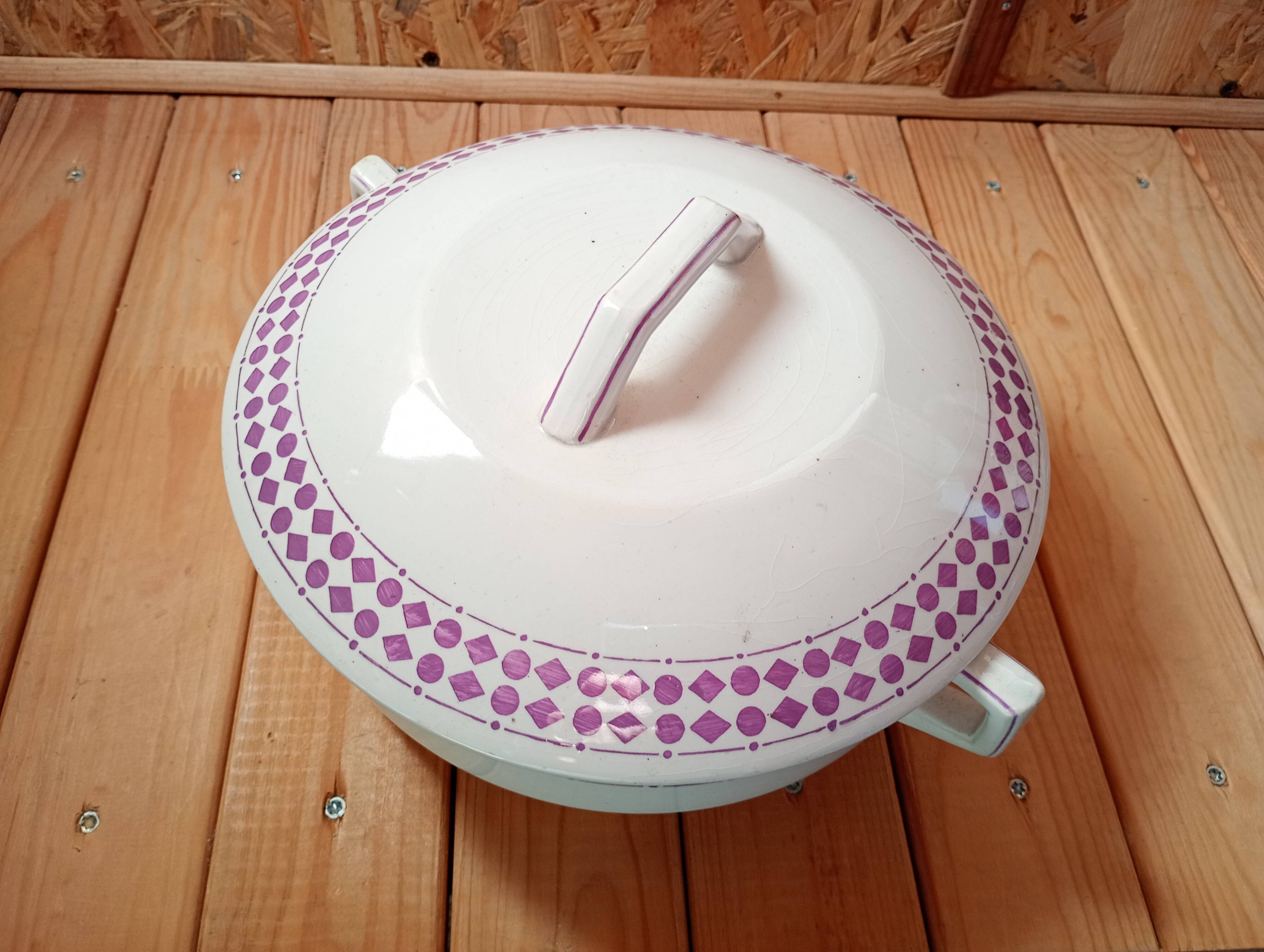 Soup tureen or vegetable dish with purple decoration, Moulin des Loups Orchies