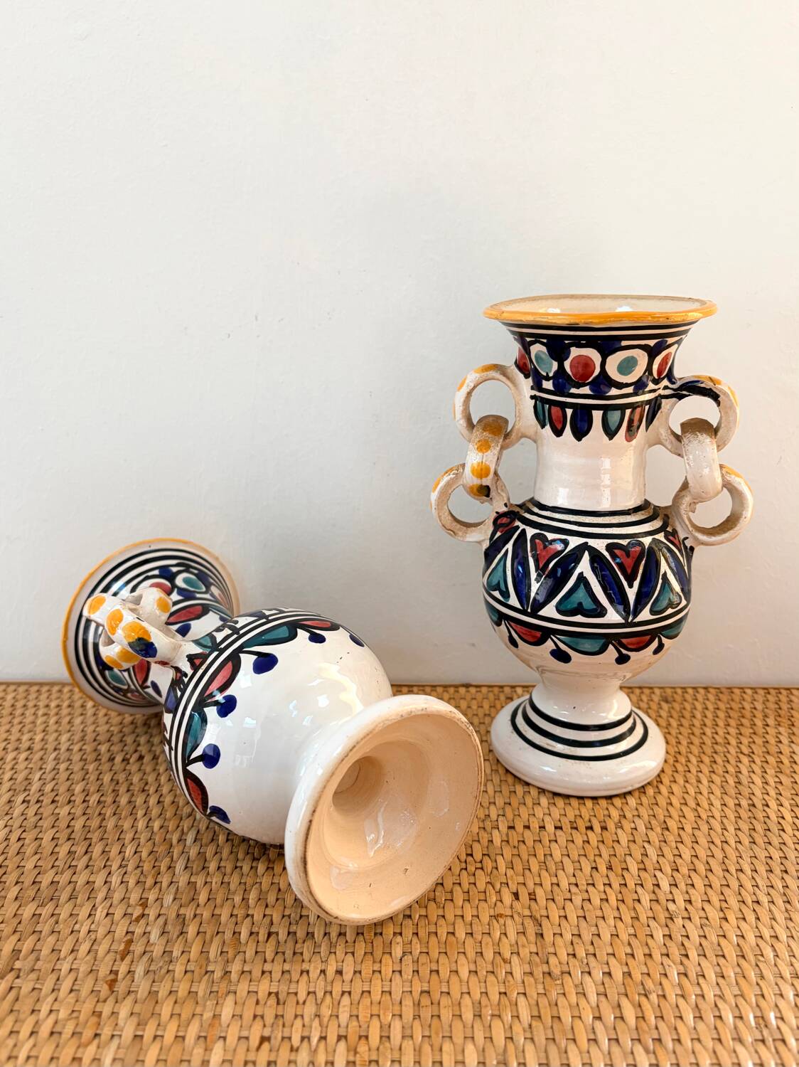 Paire de vases anciens en faïence / Poteries méditerranéenne à anneaux