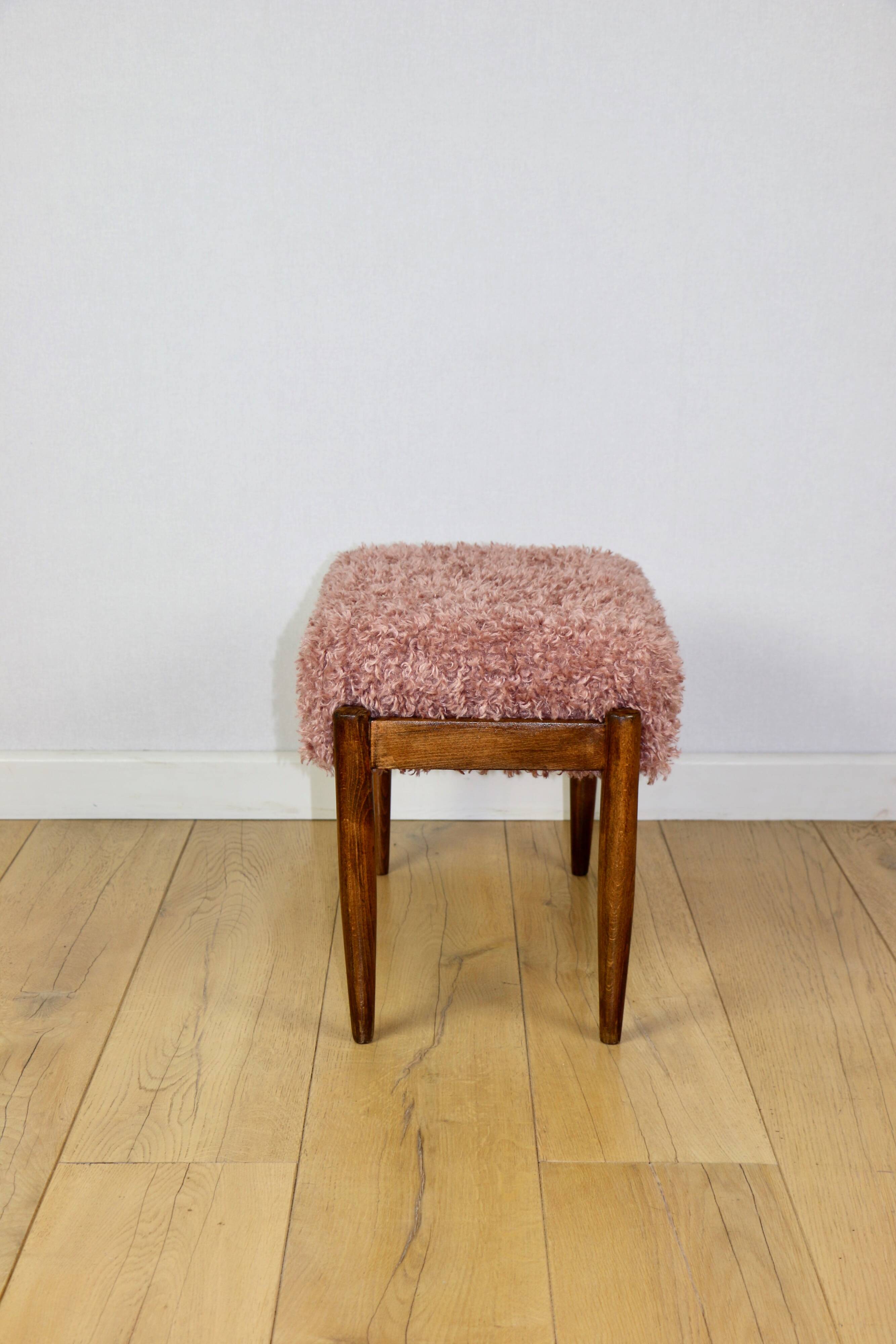 Edmund Homa stool, pink seat, long hair
