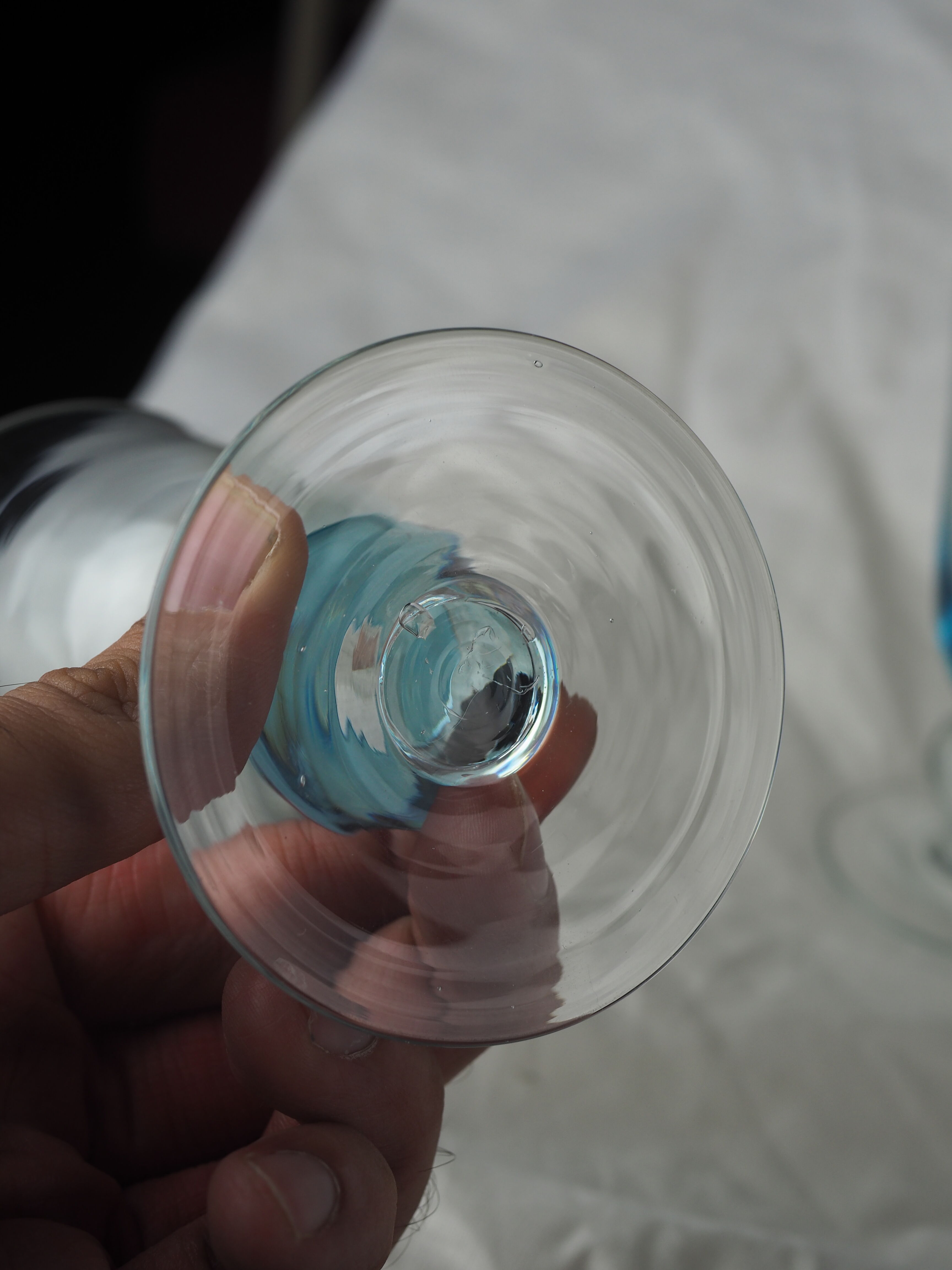 Set of 3 wine glass of the 70s with blue manure