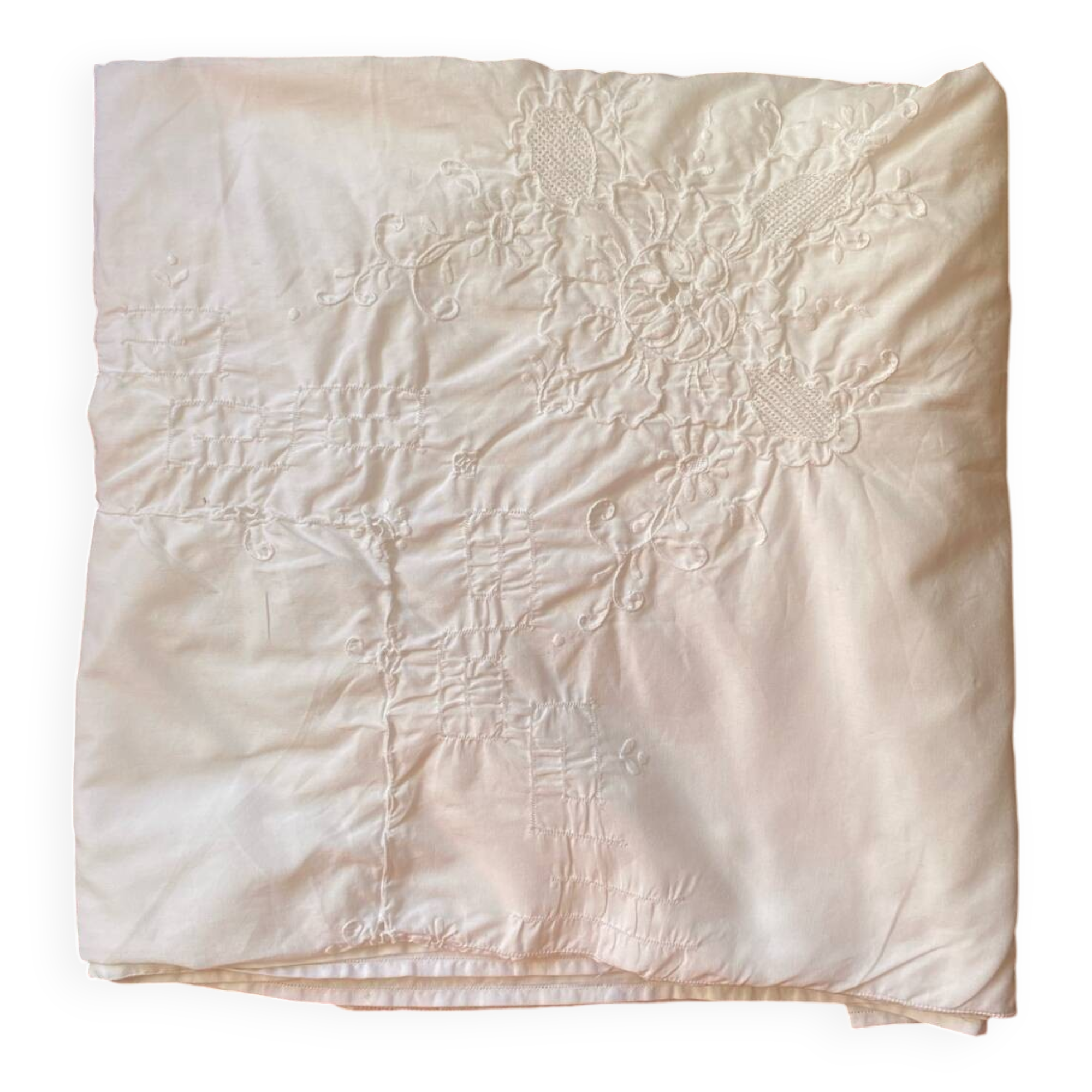 Nappe blanche en fin coton blanc brodé.