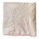Nappe blanche en fin coton blanc brodé.