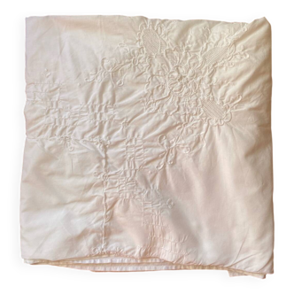 White tablecloth in fine embroidered white cotton.