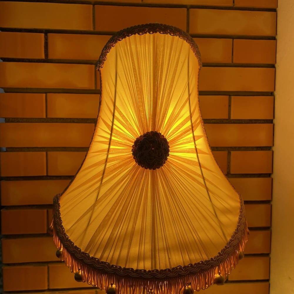 Lampe de table Hollywood Regency avec base en lucite
