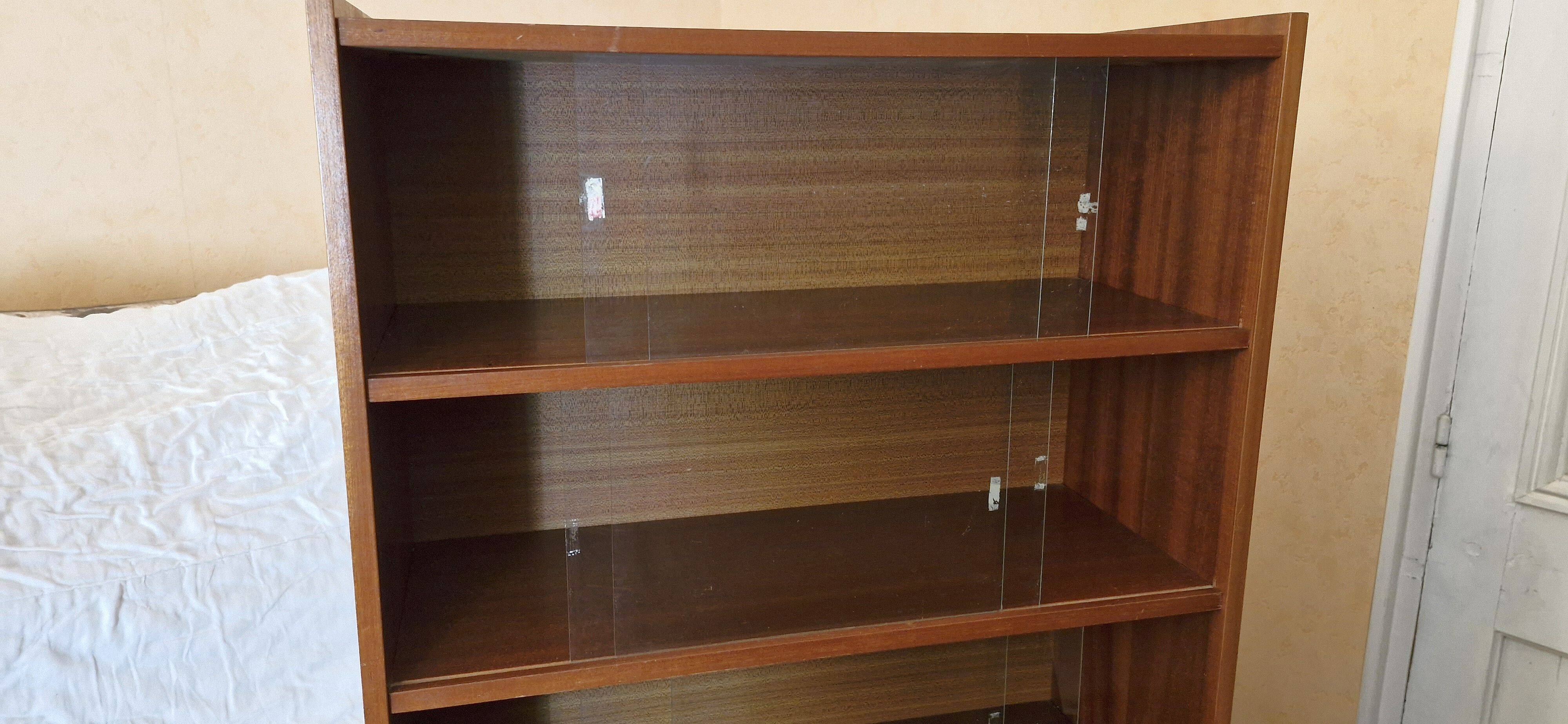 Vintage: Wooden display cabinet with 5 shelves, 4 metal legs.