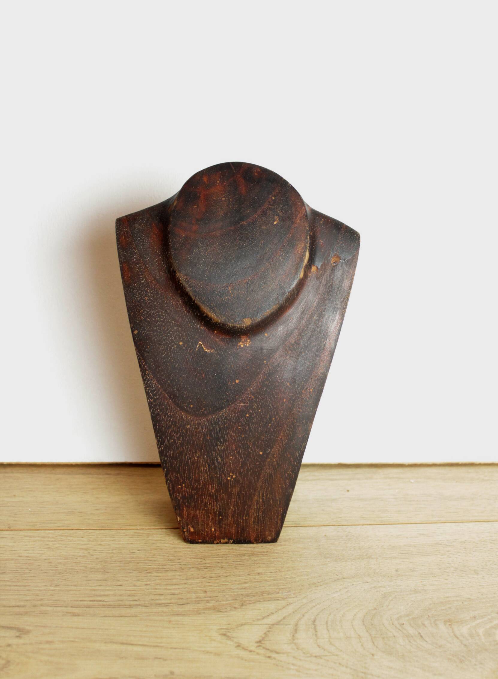 3 busts wooden necklace jewelry display