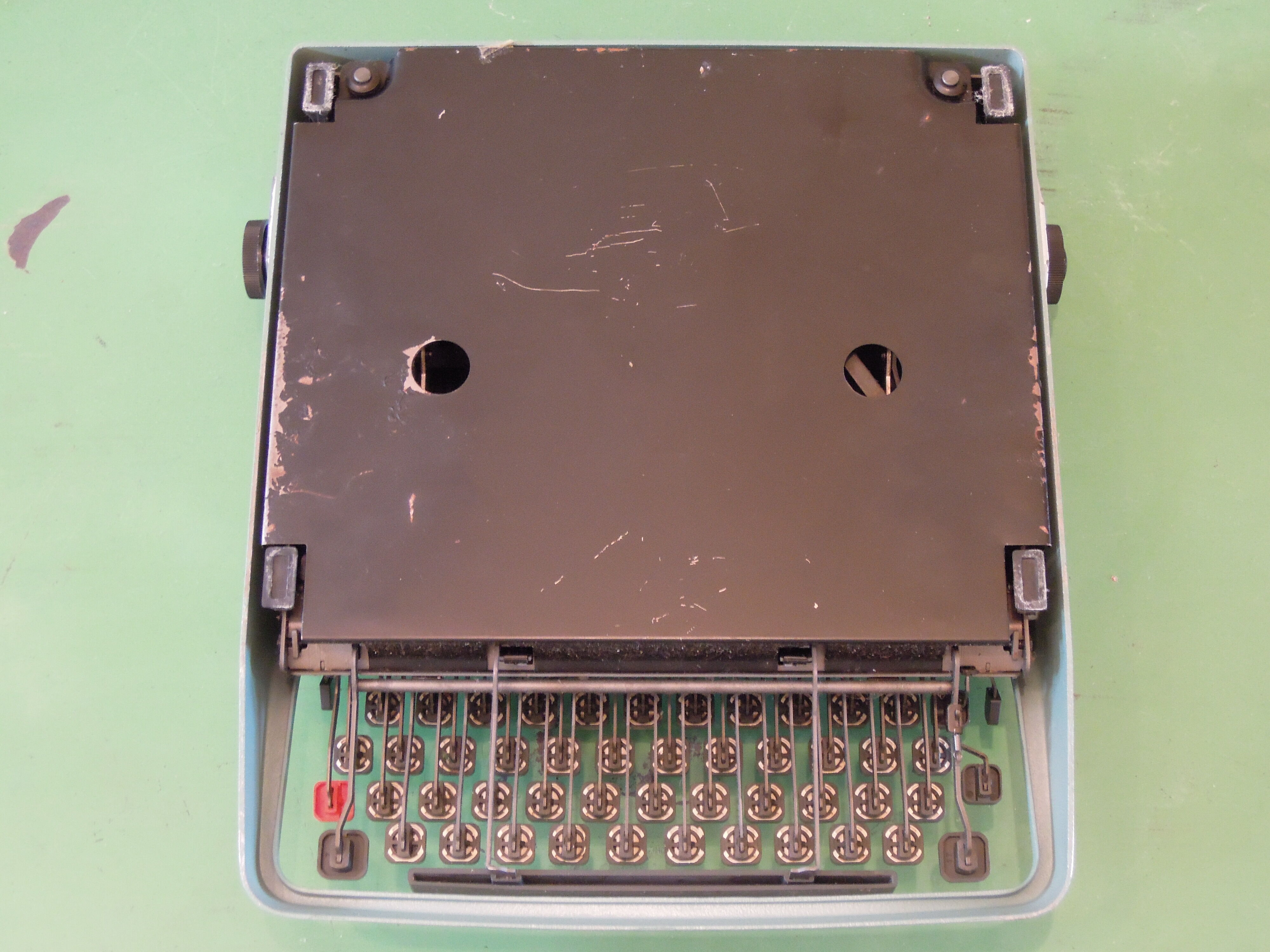 Typewriter olivetti lettera 32