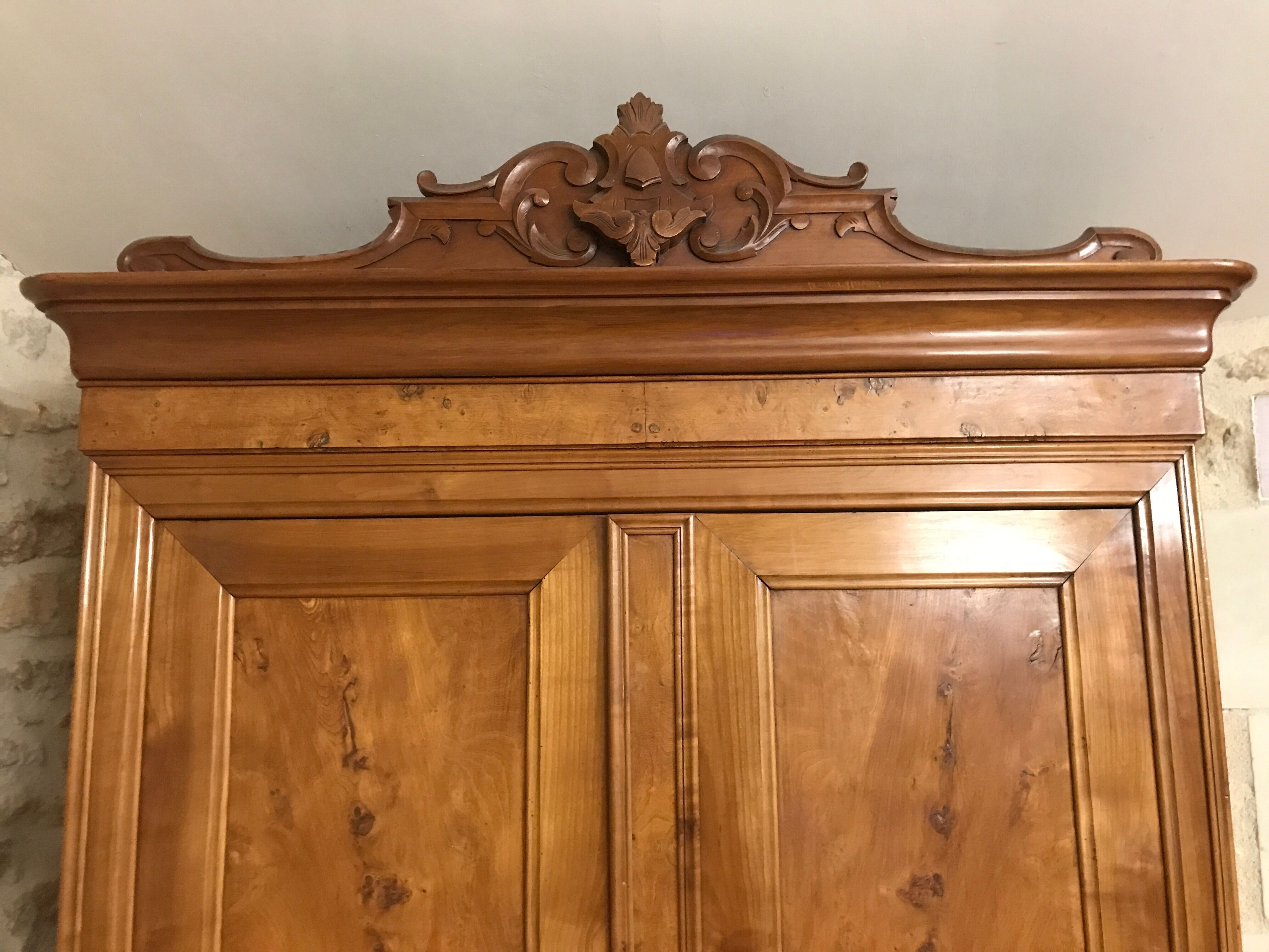 Wardrobe in solid elm