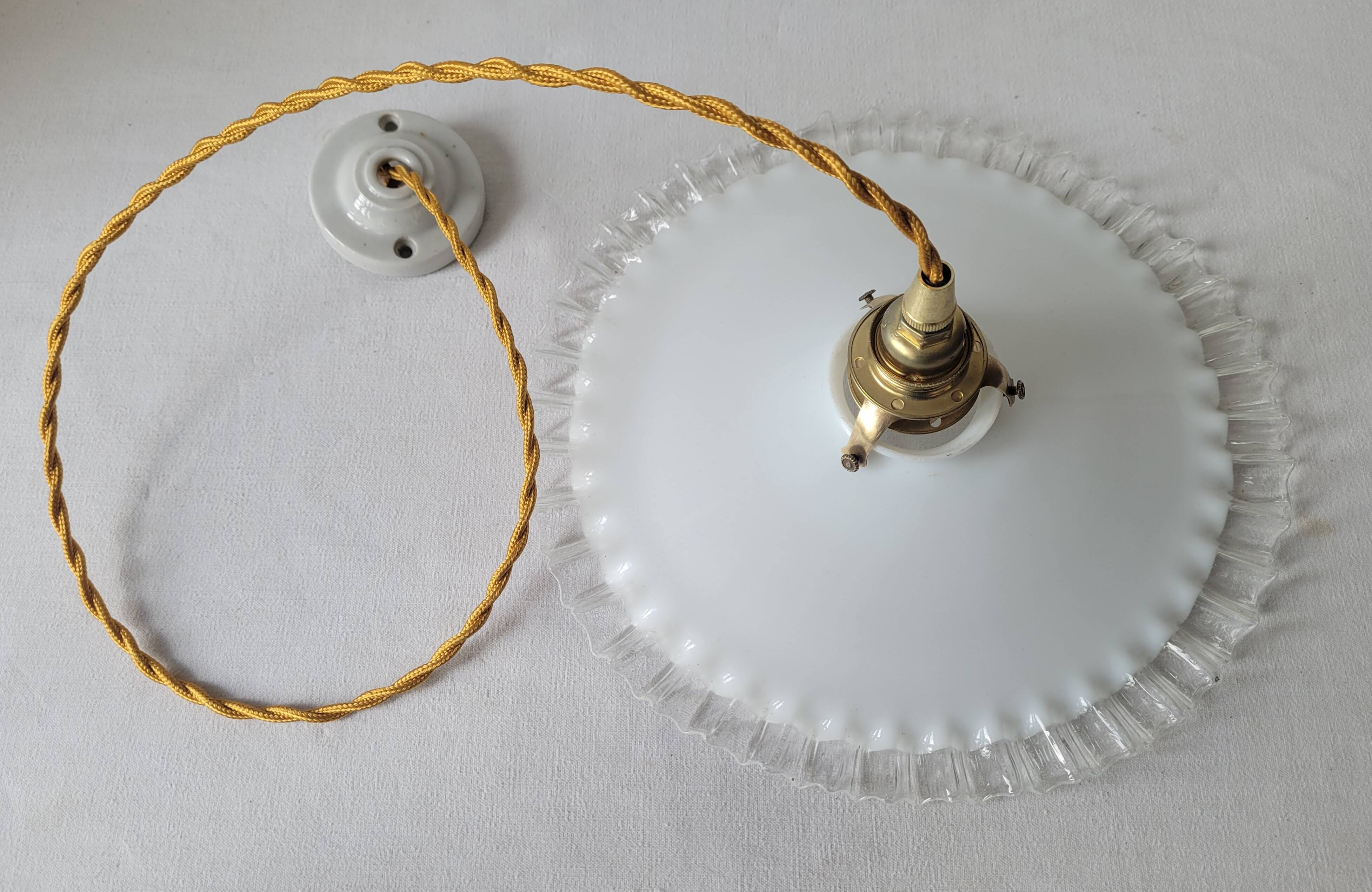 Pendant in serrated opaline