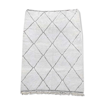 Berber rug with hollow diamonds