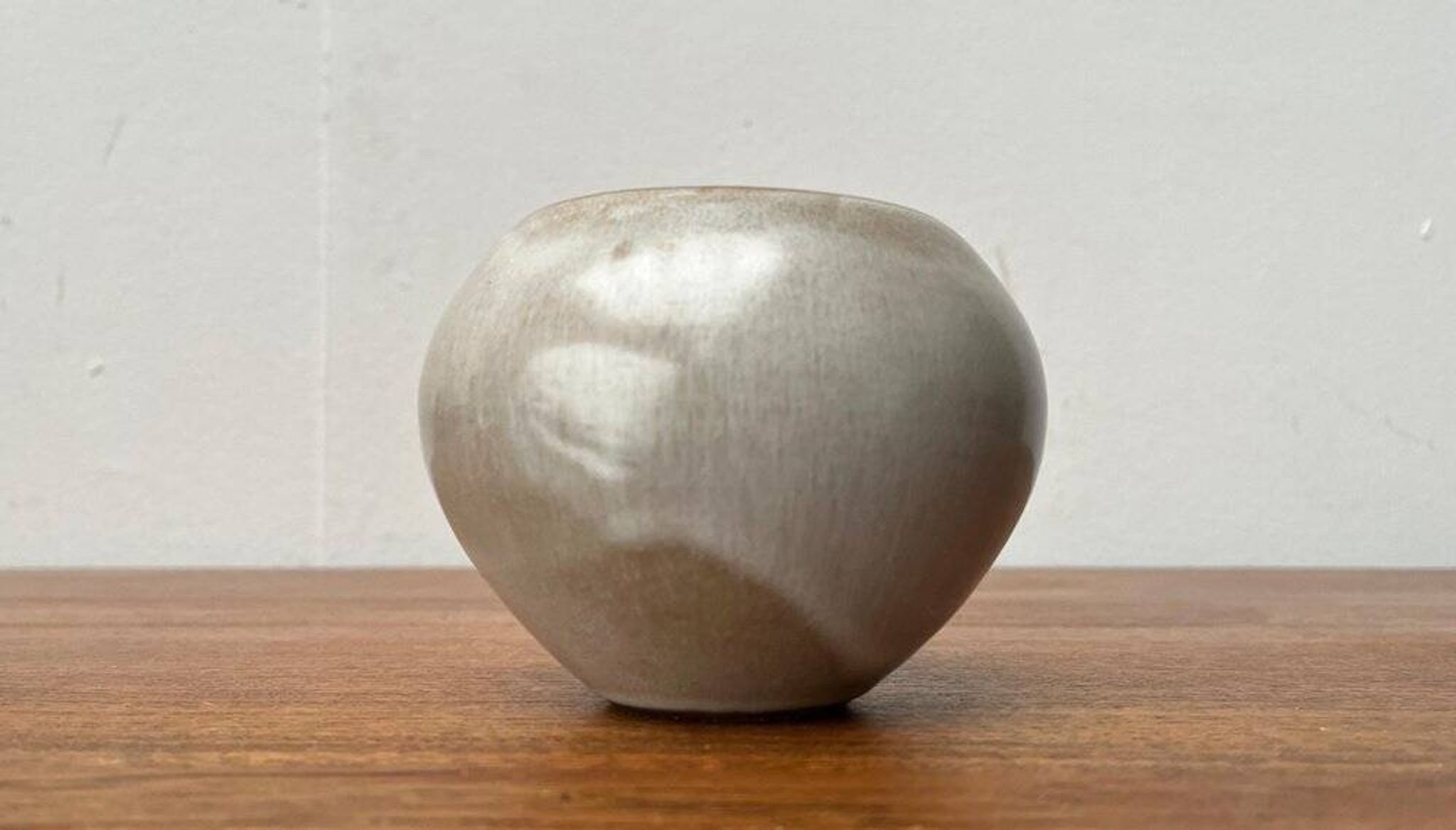 Mid-century German minimalist studio pottery vase by Hildegard and Peter Delius for Hamelner Kunsttöpferei, 1960s.