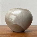 Mid-century German minimalist studio pottery vase by Hildegard and Peter Delius for Hamelner Kunsttöpferei, 1960s.