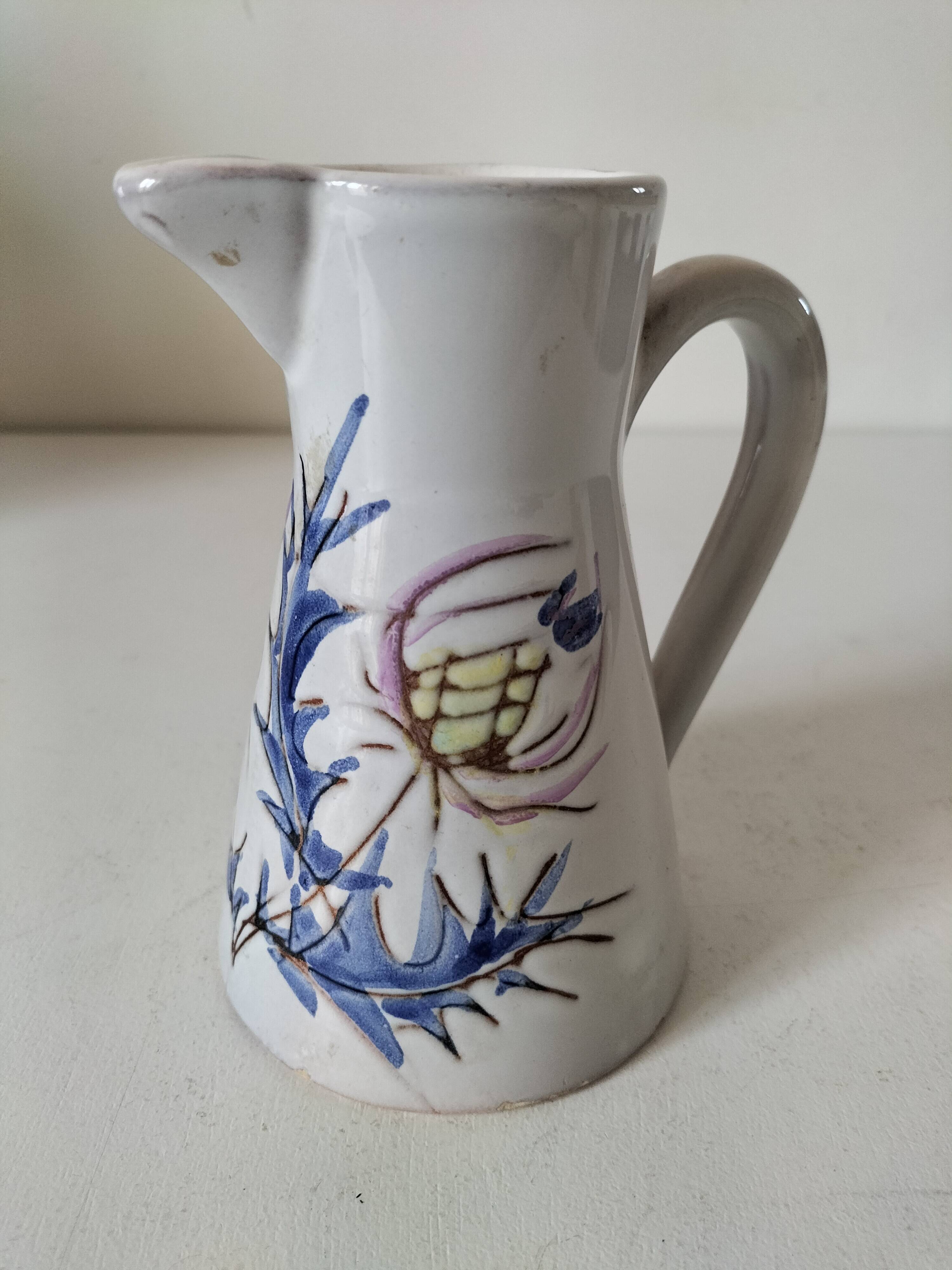 Petit pichet artisanal fleuri – charme champêtre