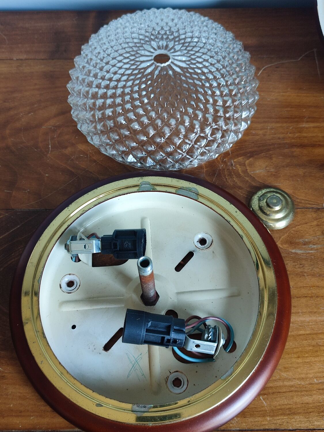 Lot de deux plafonniers en verre et laiton vintage