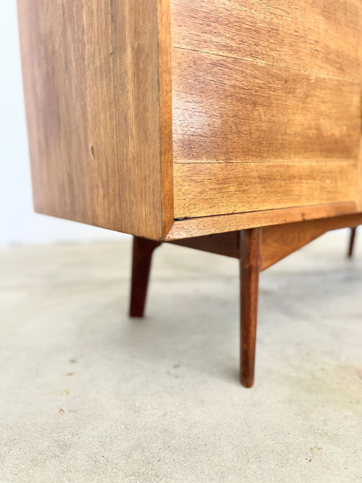 Mid-century teak sideboard, 2 doors 4 drawers — brutalist spirit