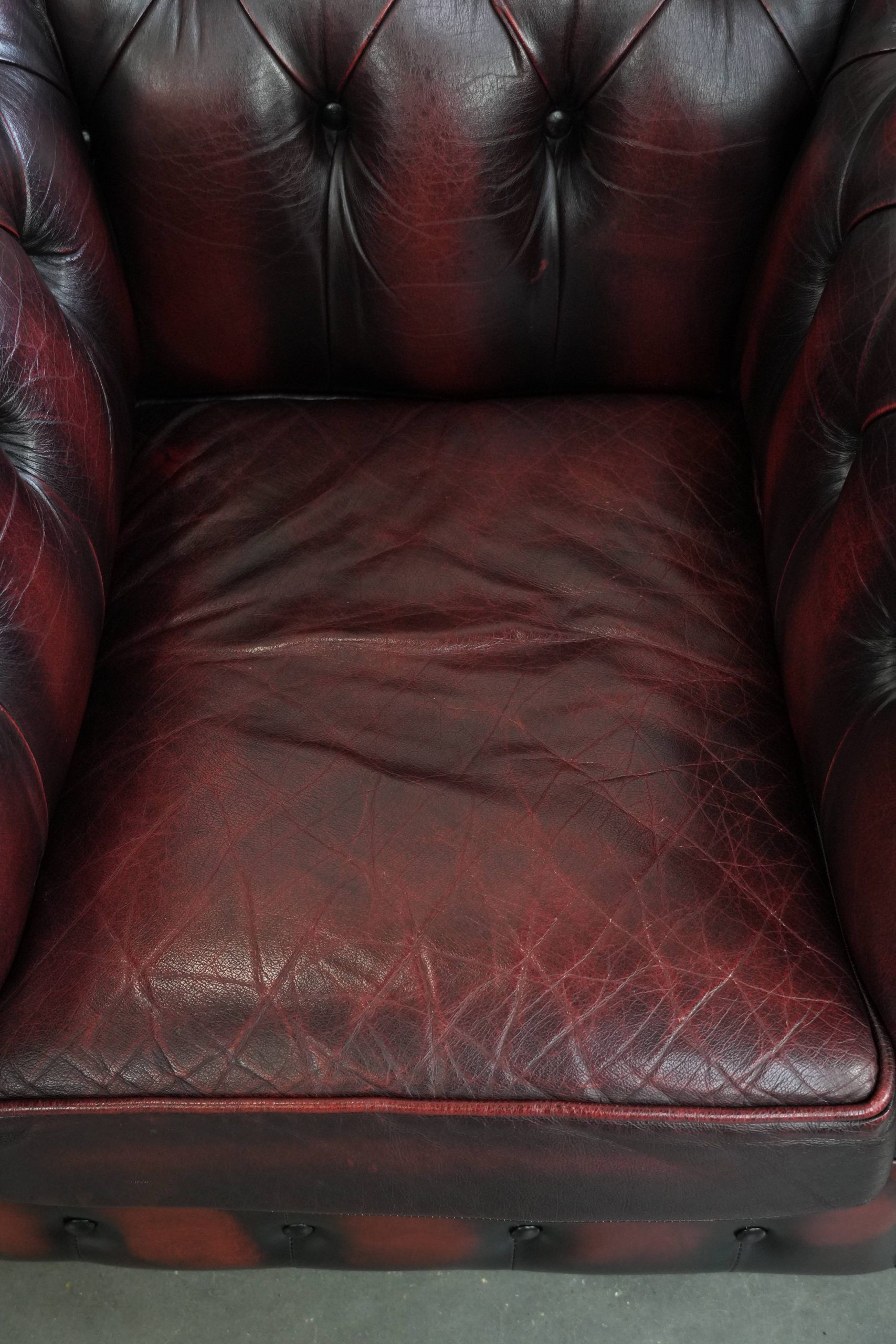 Cowhide leather English chesterfield armchair on wheels