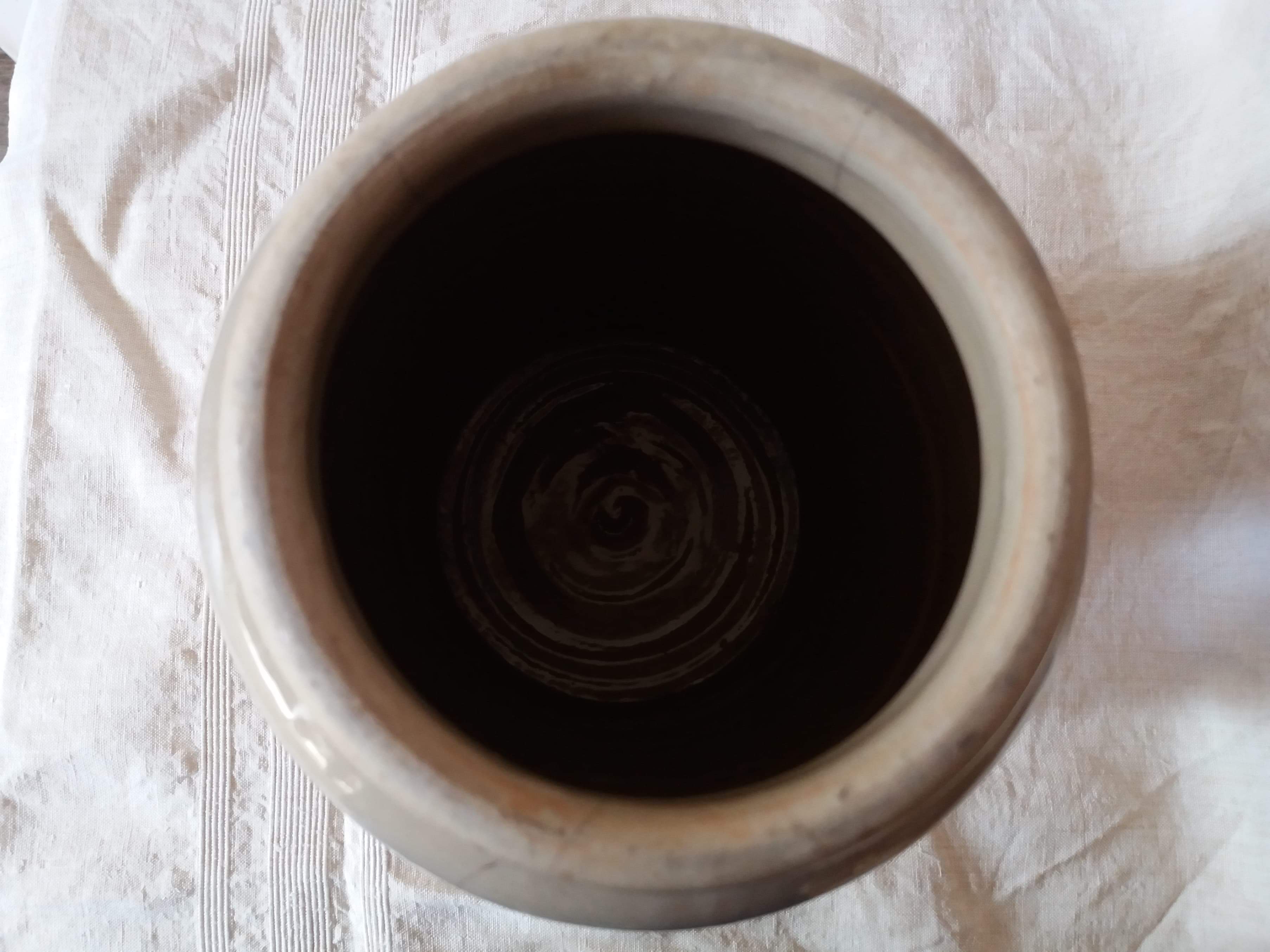 Canned pot in glazed sandstone