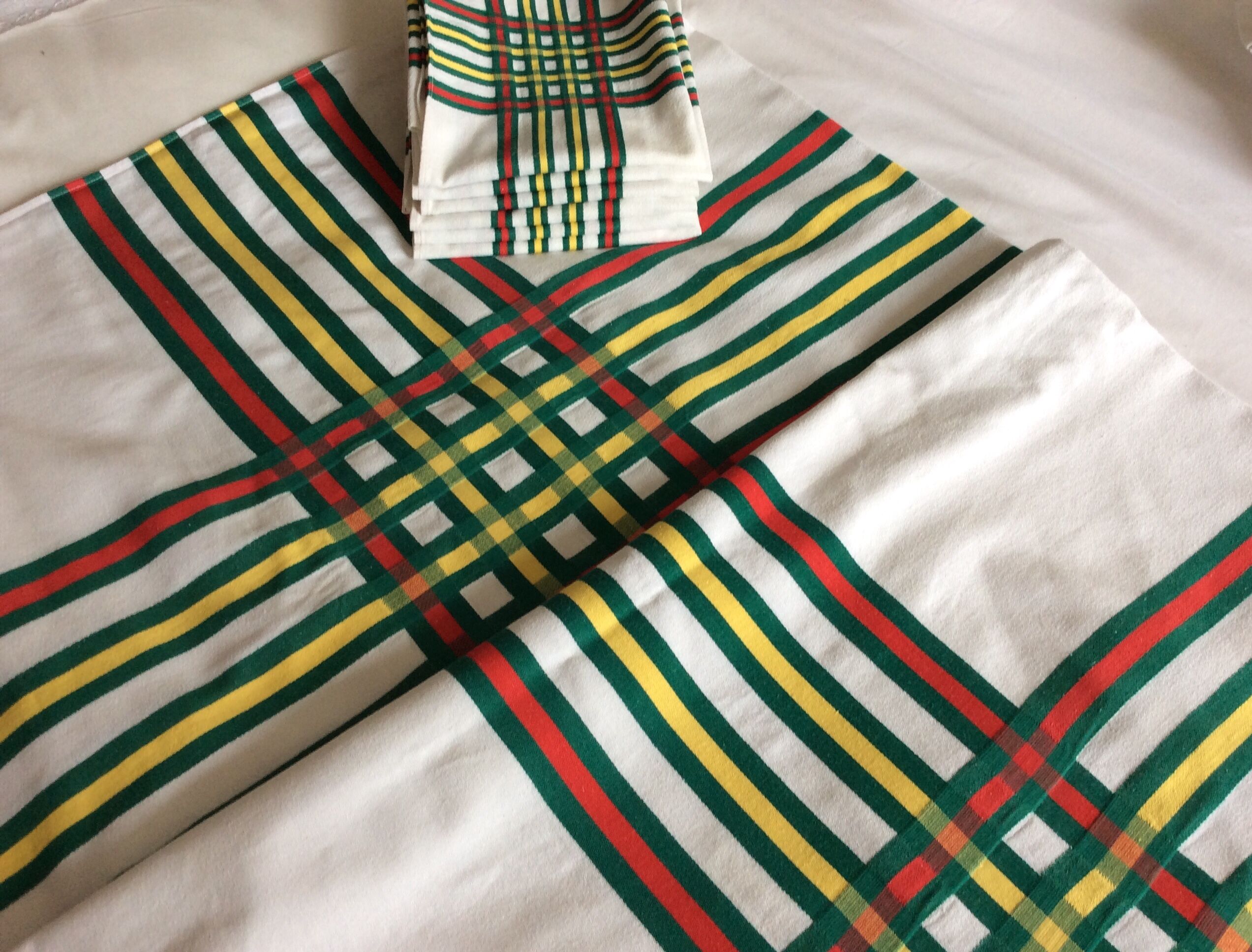 Tablecloth and 6 towels - vintage