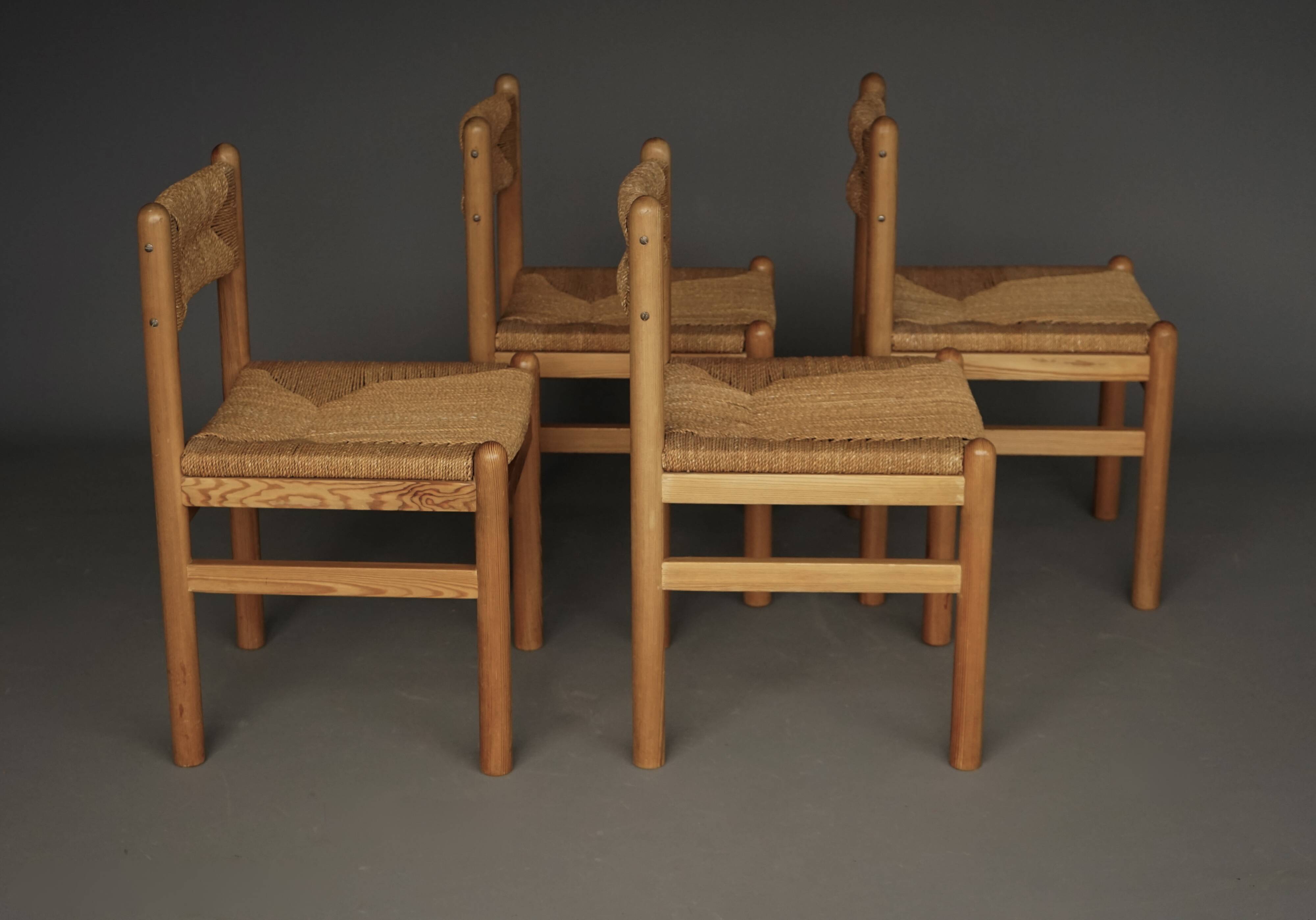 4 chaises de salle à manger en pin et jonc de mer dans le goût de Charlotte Perriand, années 1960