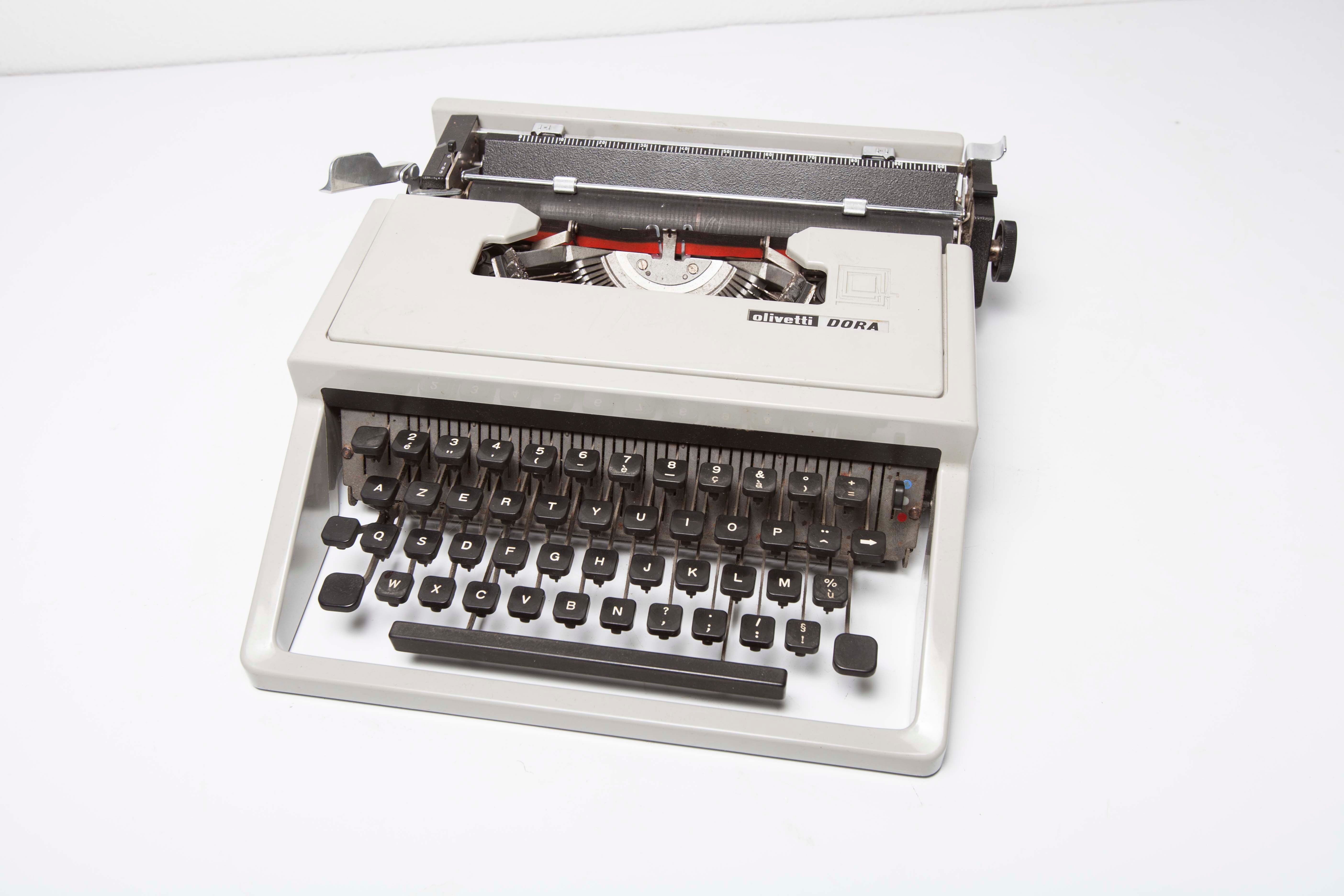 Dora typewriter by Olivetti 70