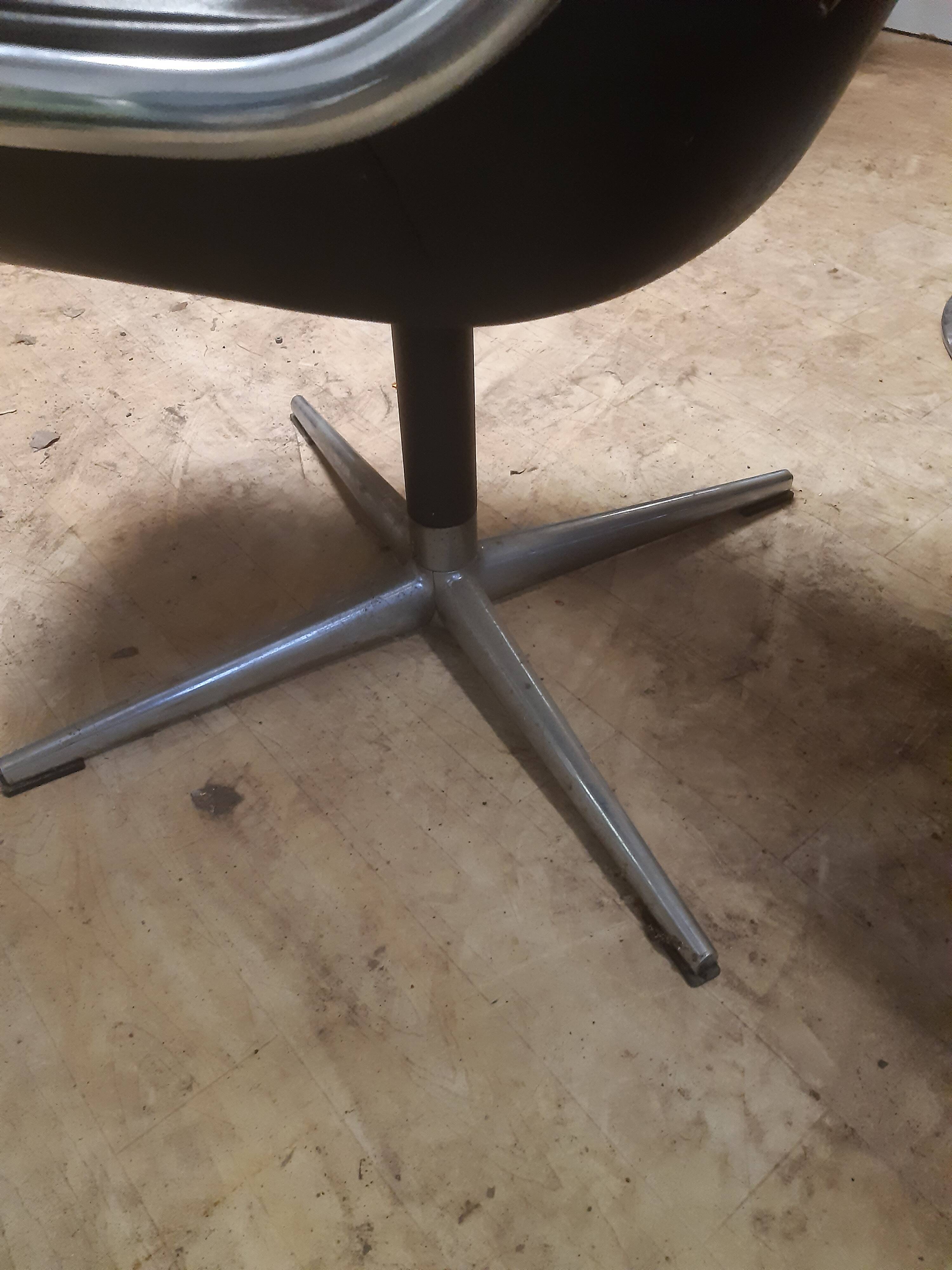 Charles Pollock armchair, Knoll edition