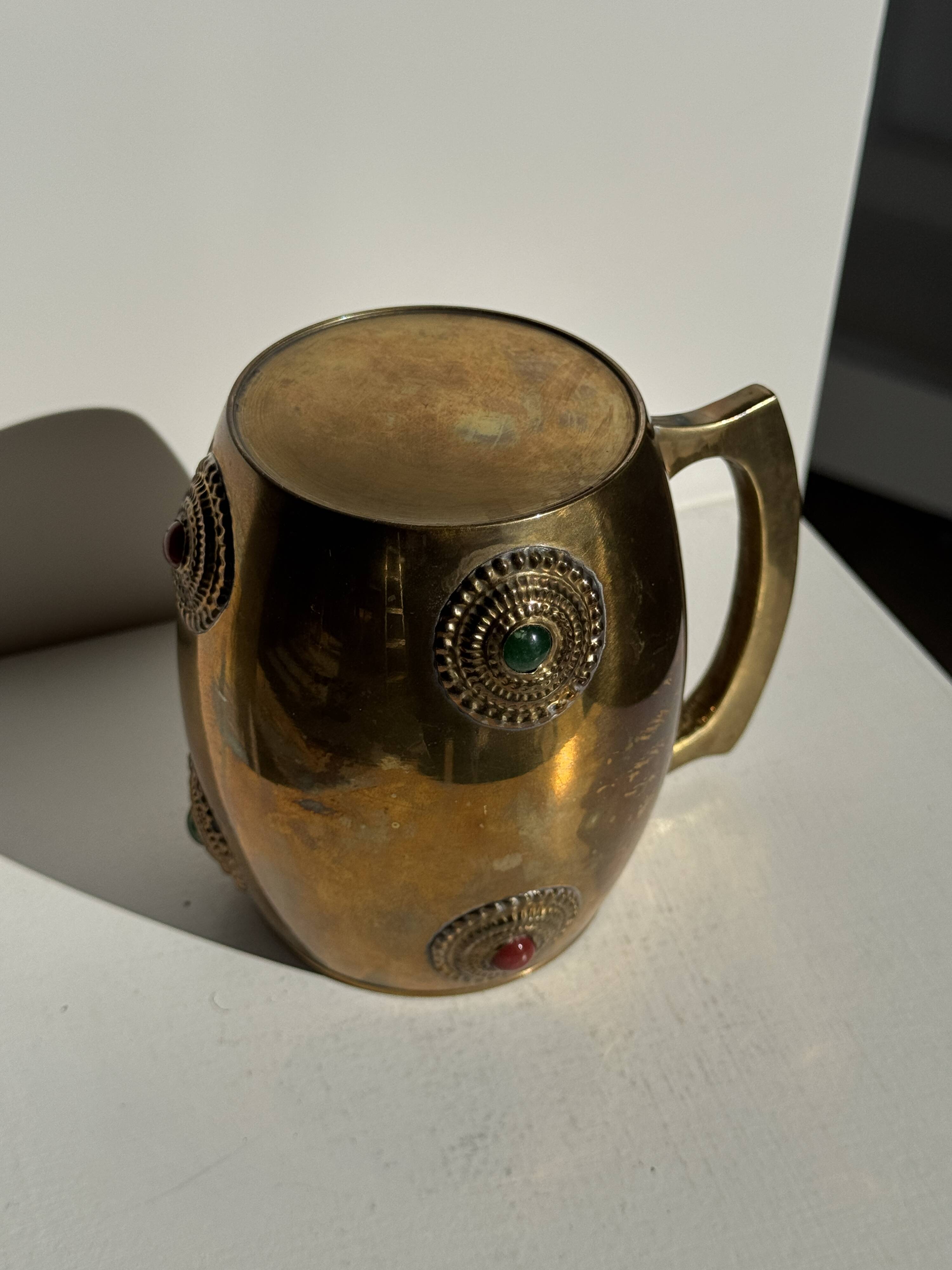 Mug en métal doré indien incrusté de pierres H11 D7