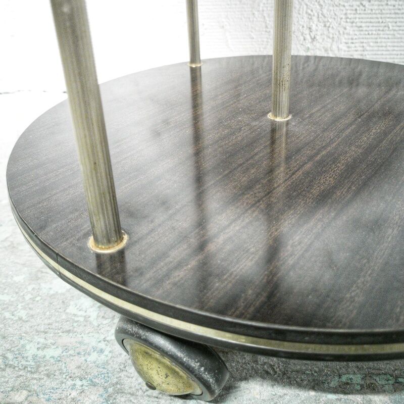 Double-trayed pedestal table