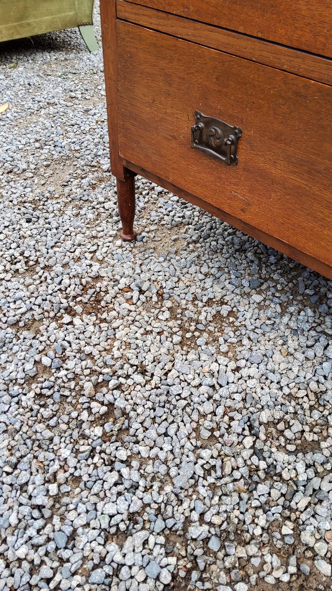 Commode des années 50 en chêne massif 3 tiroirs  pieds coniques