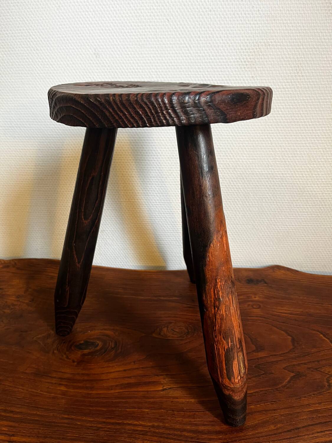 Tabouret tripode en bois sculpté